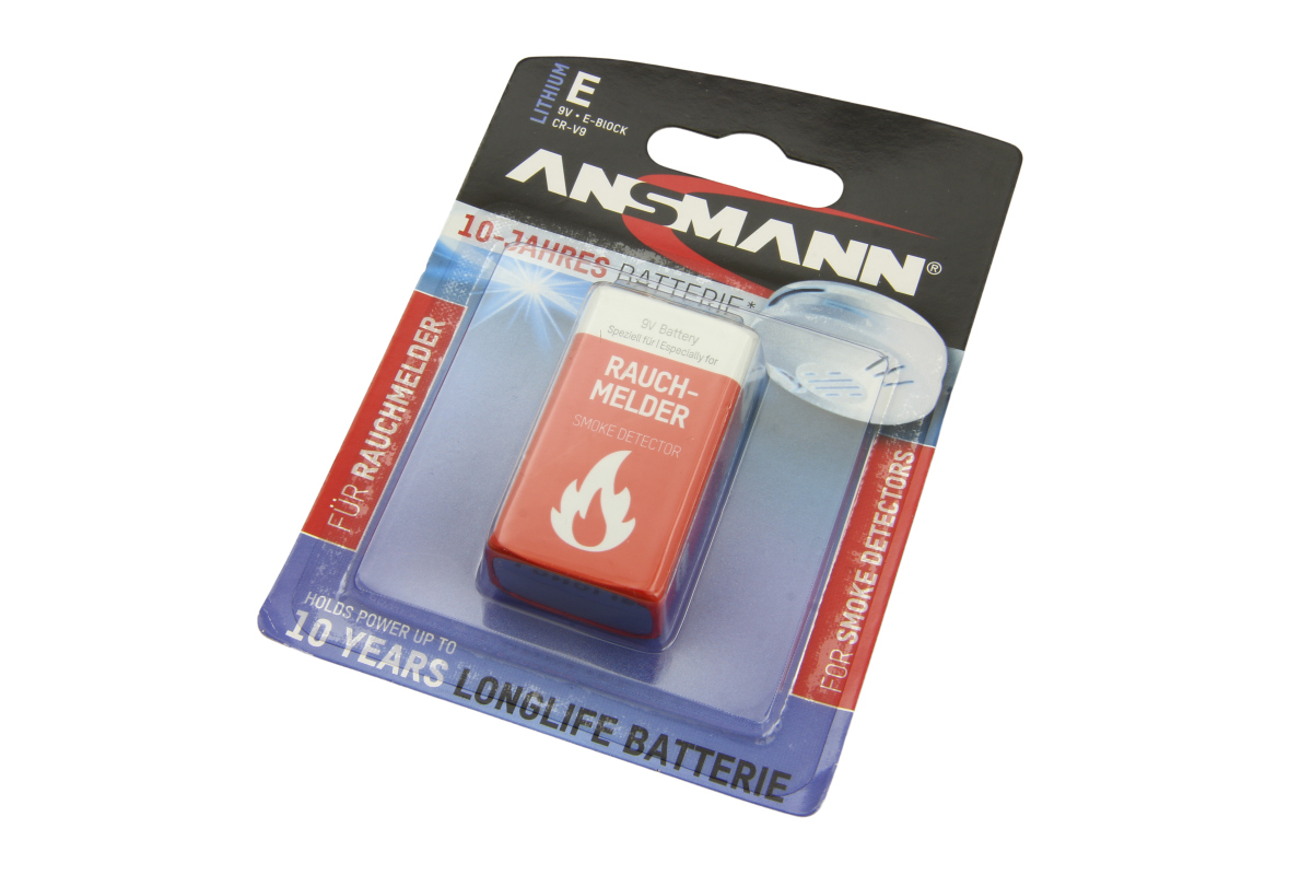 Ett rött Ansmann 9V litiumbatteri i blisterförpackning, tydligt märkt som ett "rökdetektor"-batteri med en flamsymbol. Förpackningen betonar den 10-åriga livslängden och visar varumärket Ansmann och instruktioner för rökdetektorer.
