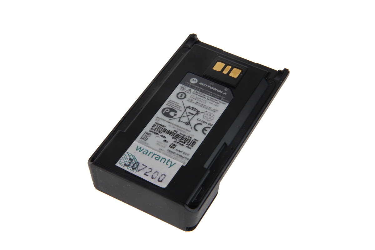 Batería de iones de litio negra FNB-V134Li-UNI con contactos dorados en la parte superior. Impresión: Motorola, batería recargable de iones de litio de 7,4 V, 2300 mAh. Etiqueta de garantía verde «307200» en la parte inferior. Para Vertex, VX261/VX451.