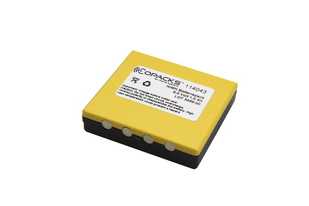 Ett gult CoPacks NiMH-batteri med svart botten och fyra silverkontakter. På den övre gula delen finns en vit etikett med produktinformationen "COPACKS™ 114043", "NiMH-batteripack", "6,0 Volt 1,0 Ah" och säkerhetsanvisningar.