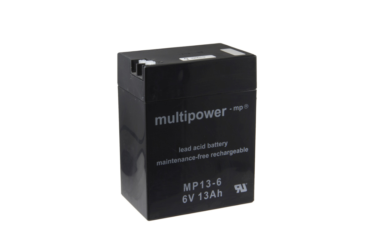 Batería de plomo MP13-6 Multipower, negra y rectangular, vista en diagonal sobre fondo blanco. Se lee «lead acid battery», «maintenance-free rechargeable» y «6V 13Ah». Arriba, conectores empotrados.