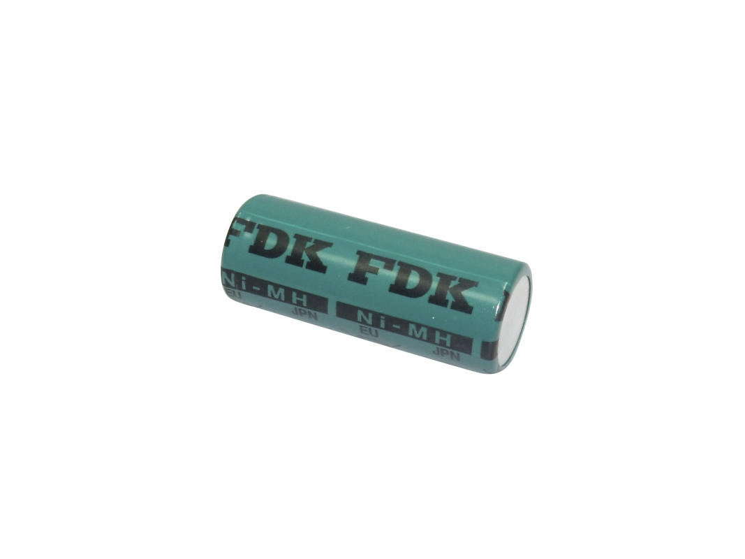 Cella per batteria ricaricabile FDK NiMH 4/5A di colore verde con la scritta "FDK" e "Ni-MH". La versione industriale cilindrica della batteria presenta un cappuccio bianco a un'estremità ed è posizionata in diagonale su uno sfondo bianco neutro.