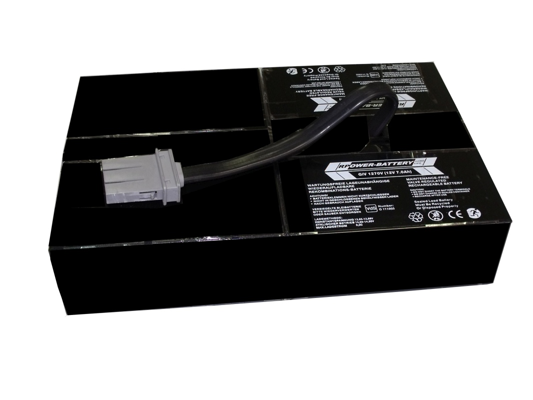 Batteria di ricambio nera, rettangolare, per APC RBC59 composta da più unità collegate. In alto connettore grigio con cavo nero. Stampa: RPPOWER-BATTERY GIV 1270V (12V 7,0Ah) e istruzioni manutenzione/riciclo.