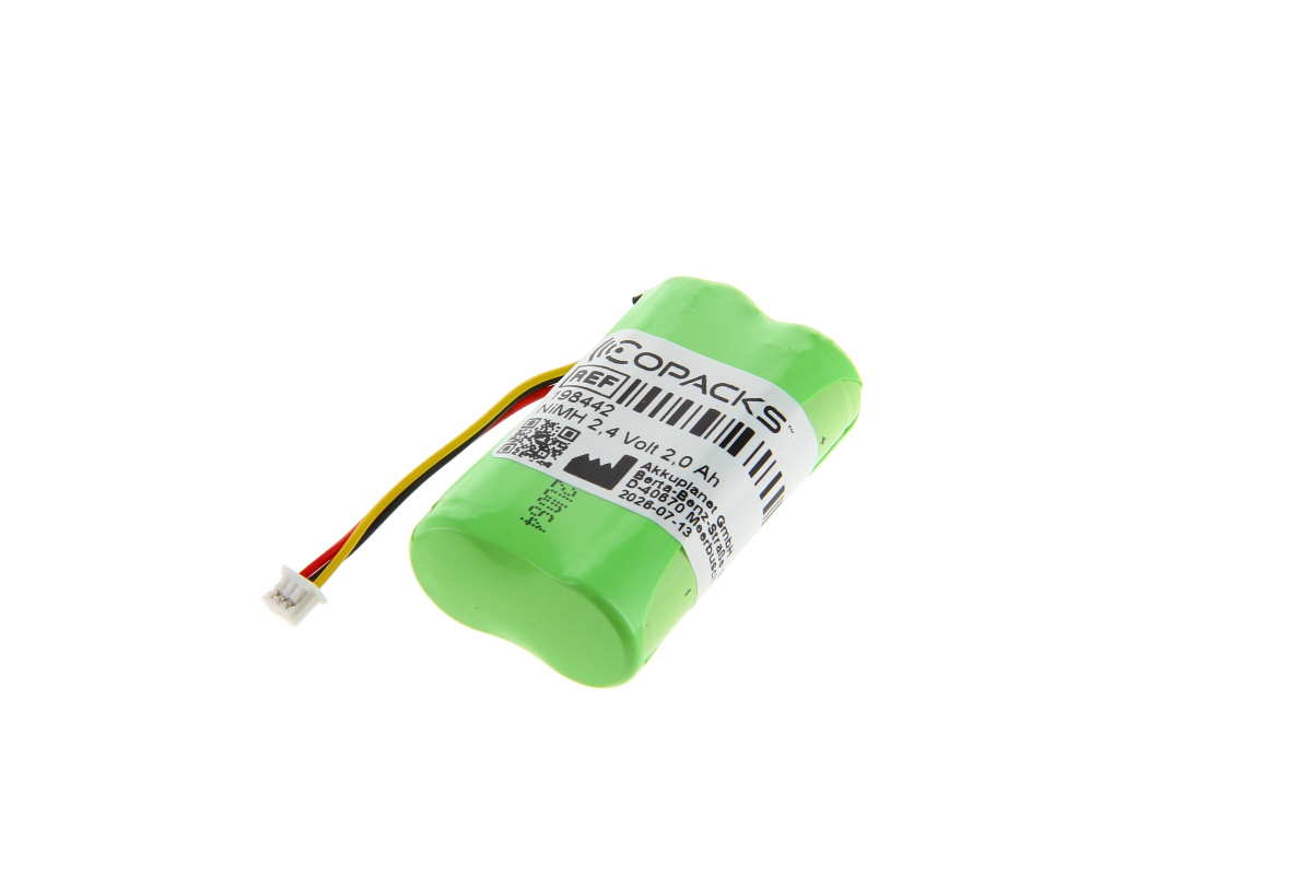 Cylindriskt, grönt NiMH-batteripack med vit etikett: ”ECOPACKS”, art.nr. 198442, ”2,4 volt 2,0 Ah”. Tre kablar (röd, gul, svart) anslutna till den vita kontakten. Bilden är placerad diagonalt mot en vit bakgrund.
