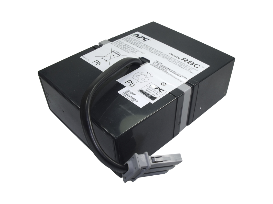 Batteria originale APC RBC33 nera e rettangolare vista dall'alto, con cavo rigido nero e spina grigia. Sulla parte superiore scritte "APC", "Genuine RBC", simboli Pb e riciclo; batteria al piombo-gel esente da manutenzione.