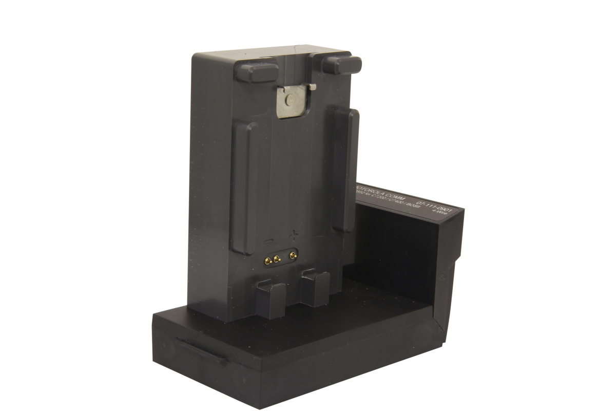 Adattatore nero " Cadex " per Motorola MTP850FuG/MTP850S. Caricabatterie rettangolare in plastica con tre contatti dorati all'interno. Numero di modello 07-111-0901 sul lato. Per la ricarica delle batterie FTN6574/PMNN4351.