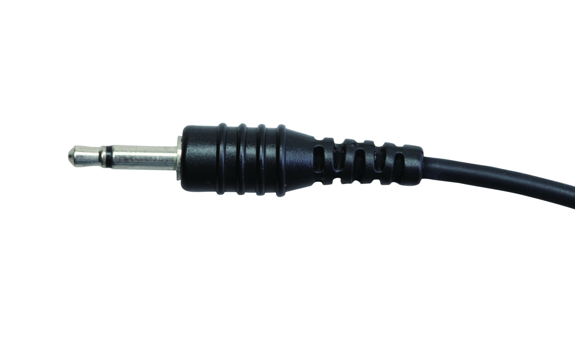 Vista detallada de un conector jack recto de 2,5 mm para auriculares o mandos a distancia como el GES-03 de CoPacks. Se puede ver una clavija metálica plateada brillante con dos anillos aislantes negros y un extremo de cable negro.