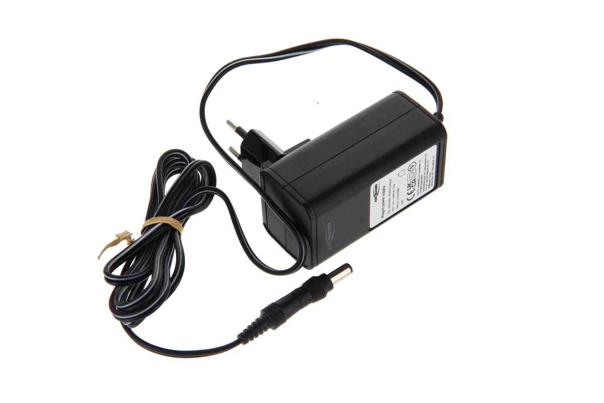 Ein schwarzes, originales Atmos Universal-Steckernetzteil mit EU-Stecker und aufgerolltem Kabel, das in einem zylindrischen Hohlstecker endet, liegt diagonal auf weißem Hintergrund. Das Typenschild ist teilweise lesbar.