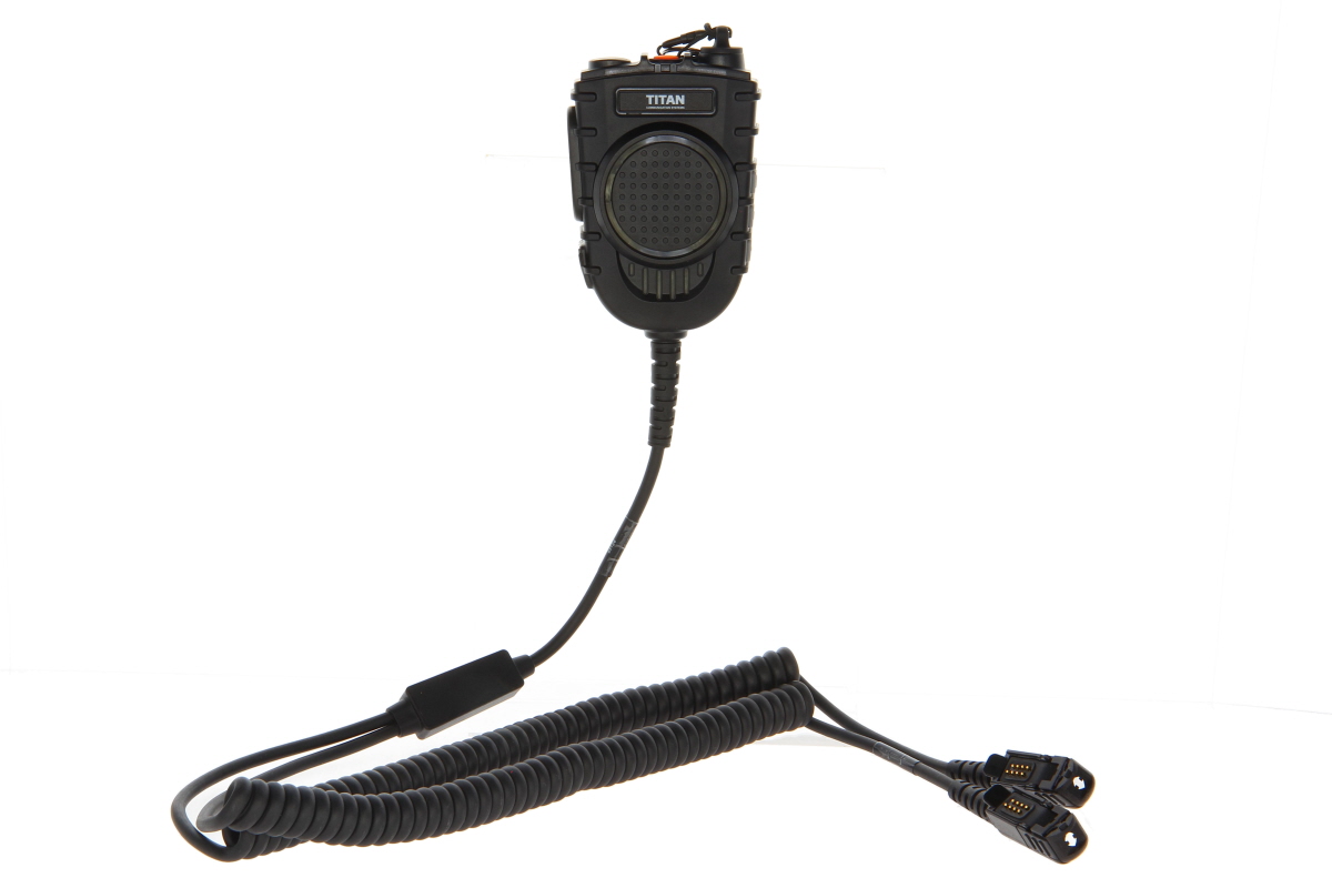 Robusto microfono per altoparlante MM50-DUAL nero TITAN con copertura rotonda, pulsante di emergenza superiore e pulsanti PTT laterali. Cavo a spirale con 2 connettori Nexus per collegare 2 ricetrasmittenti Motorola.