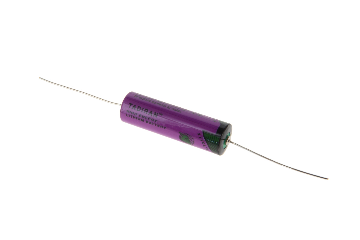 Una pila de litio cilíndrica Tadiran SL760P de color violeta con conexión axial aparece colocada en diagonal sobre un fondo blanco. Lleva inscripciones como «TADIRAN HIGH ENERGY LITHIUM BATTERY» y «3,6 VOLT» y tiene cables largos de color plateado.