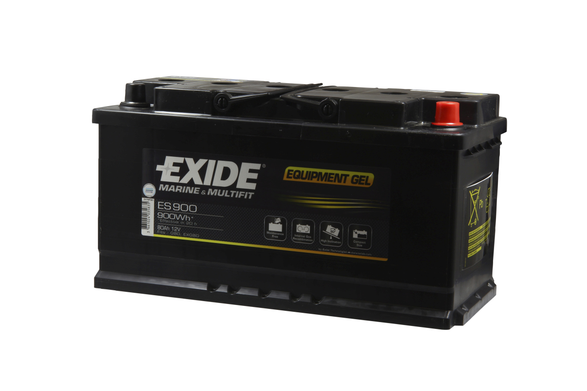 Batteria al gel Exide ES900 nera per applicazioni marine e multifit, vista frontale obliqua. Iscrizione: 900 Wh, 80 Ah, 12 V. Poli di collegamento visibili sopra, uno con cappuccio rosso. Robusta, esente da manutenzione.