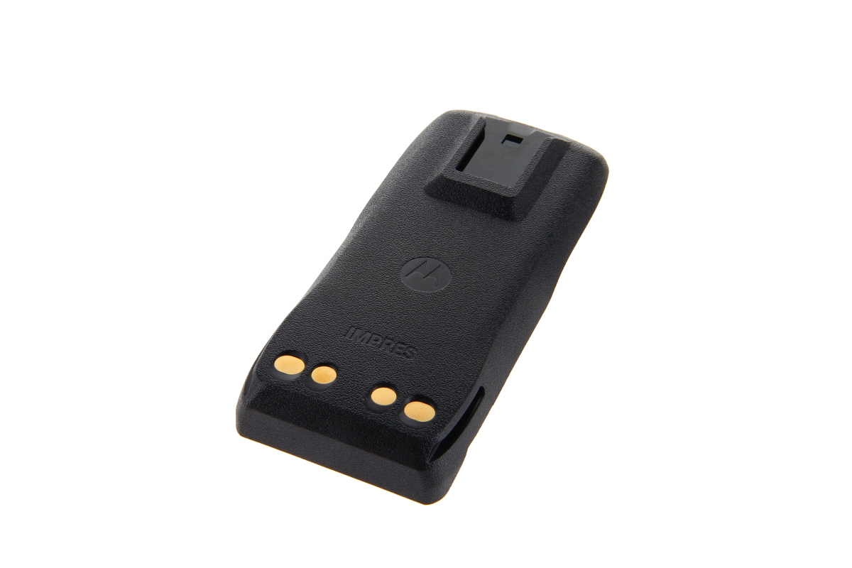 Schwarzer, rechteckiger Li-Ion Akku für Motorola R5 Serie Funkgeräte, schräg auf weißem Hintergrund. Oben Motorola-Logo und IMPRES. An einem Ende drei goldene runde Kontakte. Strukturgehäuse mit Clip. PMNN4888A Originalakku.