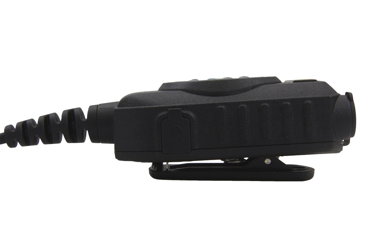 Microfono con altoparlante GE-XM05 nero di CoPacks, ripreso di profilo su sfondo bianco. Robusto alloggiamento testurizzato con cavo a spirale flessibile a sinistra, clip metallica in basso e presa accessori coperta, compatibile con Motorola MTP850FuG.