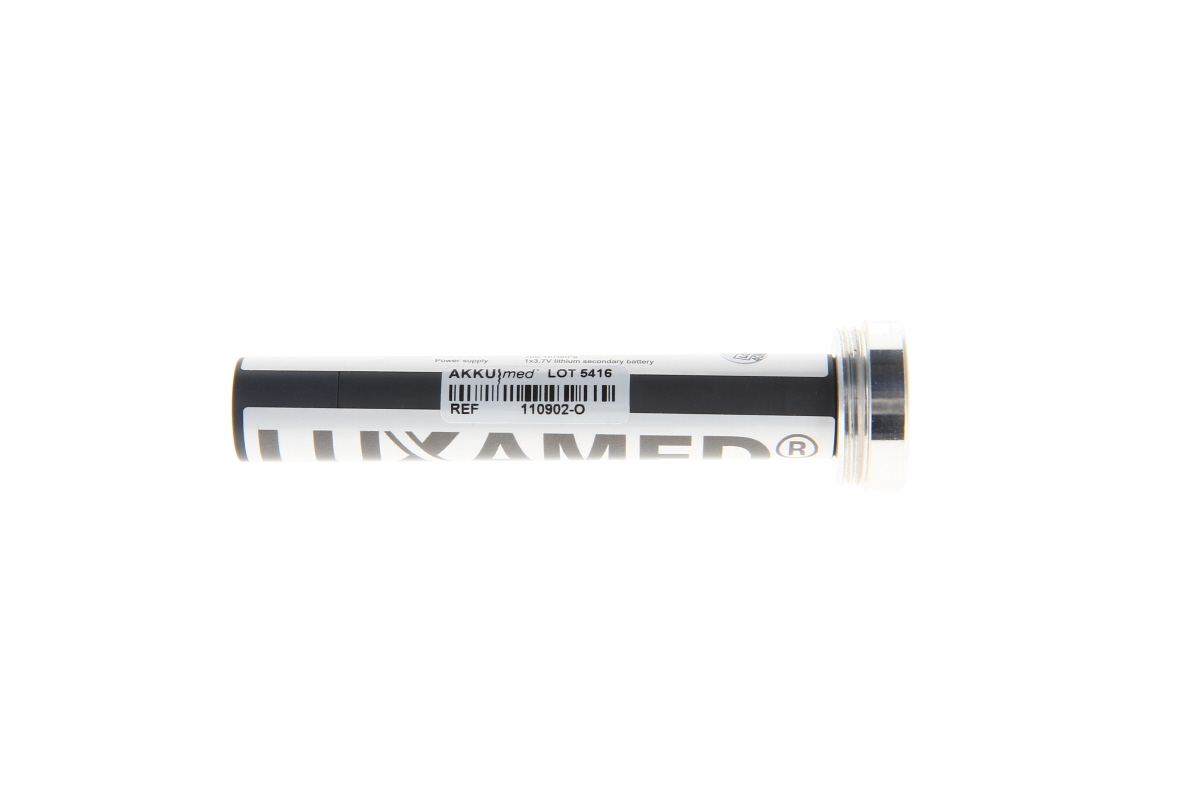 Batería cilíndrica de iones de litio Luxamed 3,7 V, gris oscuro con etiqueta blanca. Con logotipos Luxamed y AKKUmed, n.º art. 110902-O y «1x 3,7 V lithium secondary battery». Tapa para mangos LED.