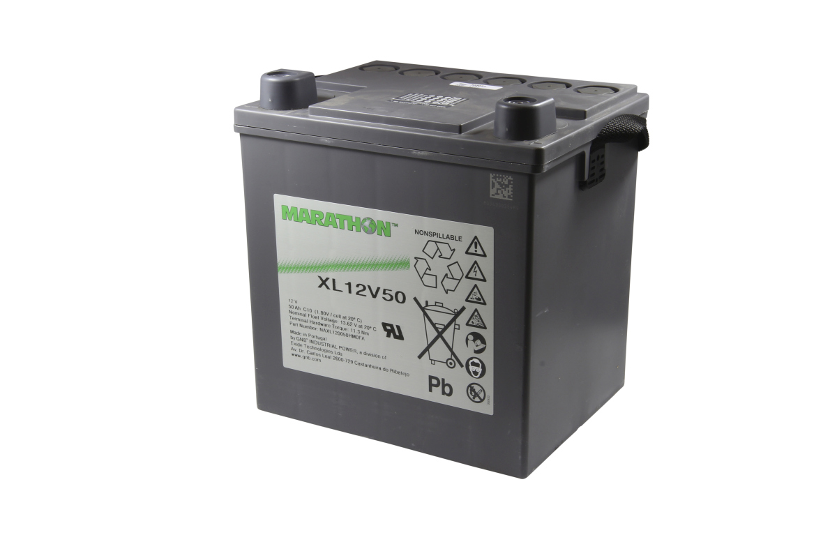 Batteria AGM Marathon rettangolare grigio scuro con due coperture rotonde sui terminali superiori. Etichetta bianca con scritta "MARATHON XL12V50" in verde e simboli "NONSPILLABLE", riciclaggio e Pb. Cinghia laterale.