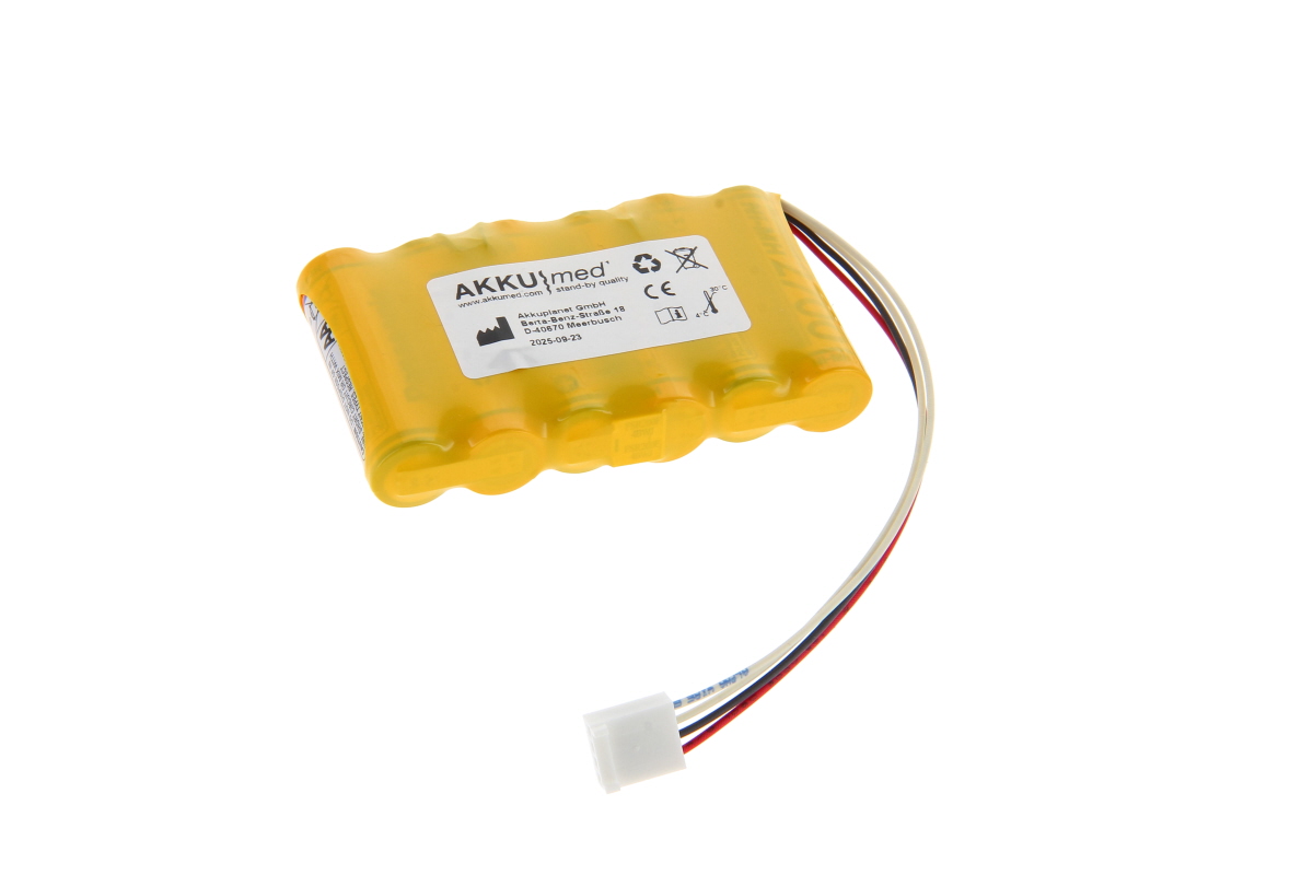 Batería NiMH amarilla « AKKUmed » para el simulador de constantes vitales Rigel Uni-Sim. Presenta una etiqueta blanca con el logotipo y el marcado CE. Tres cables de colores (blanco, negro y rojo) terminan en un conector blanco de cuatro polos.