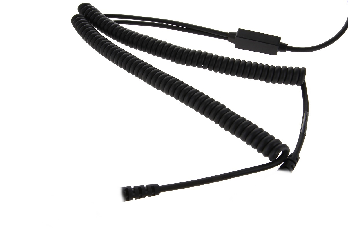 Primo piano del cavo di collegamento nero a spirale di un microfono ad altoparlante MM50-TAC2 dell'TITAN, su sfondo bianco. Spirali robuste e fili più sottili che conducono al connettore piatto nero, per l'Motorola, MXP600 o R7.
