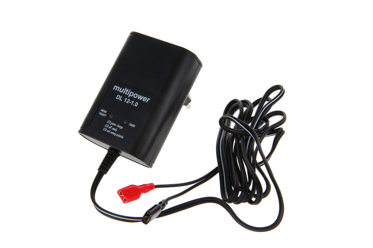 Schwarzes Multipower DL 12-1.0 Steckerladegerät für Blei-Akkus mit EU-Stecker. Status-LEDs für Laden, Bereitschaft und falsche Polarität. Ausgangskabel mit rotem/schwarzem Stecker für 6,3mm Faston, aufgerollt.