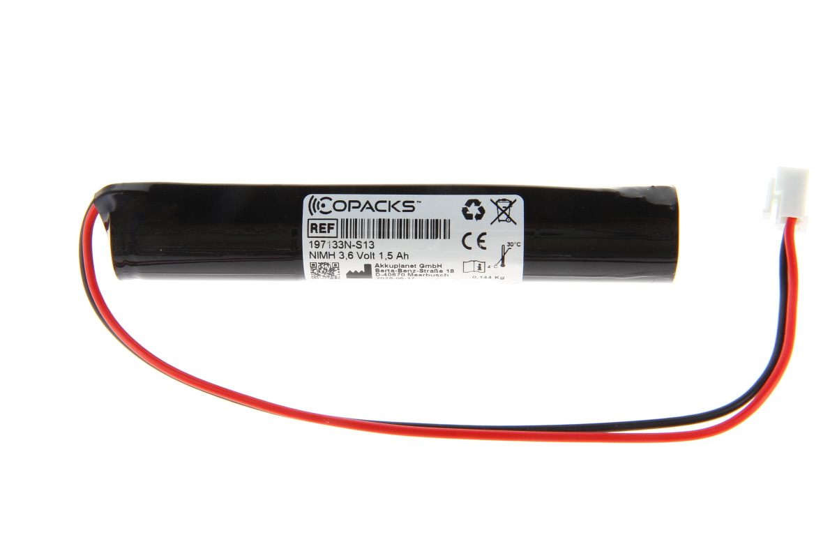 Schwarze, zylindrische COPACKS NiMH-Akkuzelle mit weißem Etikett (Ref. 197133N-S13, NiMH 3,6 V 1,5 Ah, Herstellerangaben). Rotes und schwarzes Kabel zur Seite, mit kleinem weißem Steckverbinder. Freigestellt.