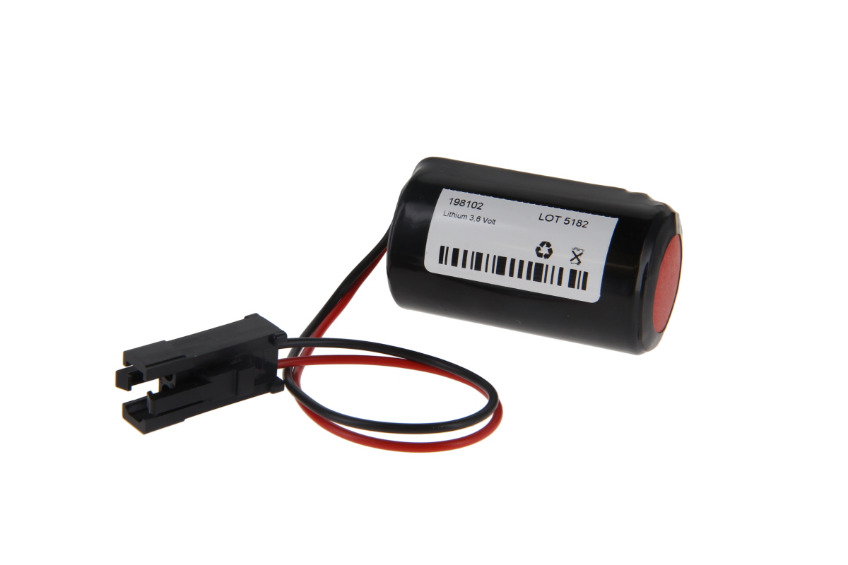 Cylindriskt svart litiumbatteri LS33600 med röd ände och anslutningskablar. Röda och svarta kablar slutar i svart kontakt. Vit etikett: "Litium 3,6 Volt", "198102" och streckkod. För ABB Robotics 3HAB2038-1.