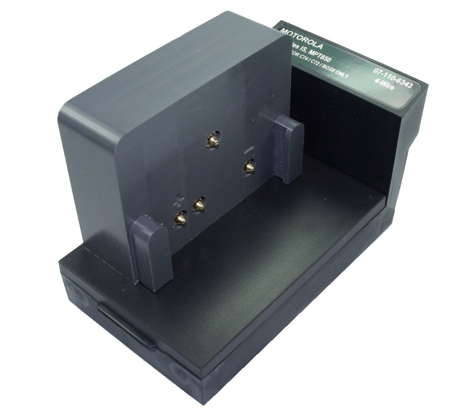 Cadex Adattatore per batterie MTP850EX dell'Motorola. Dispositivo grigio scuro con tre pin di contatto dorati nella parte anteriore per il collegamento delle batterie NNTN7383A. Etichetta sul retro: modello MPT850, codice articolo 07-110-6343.