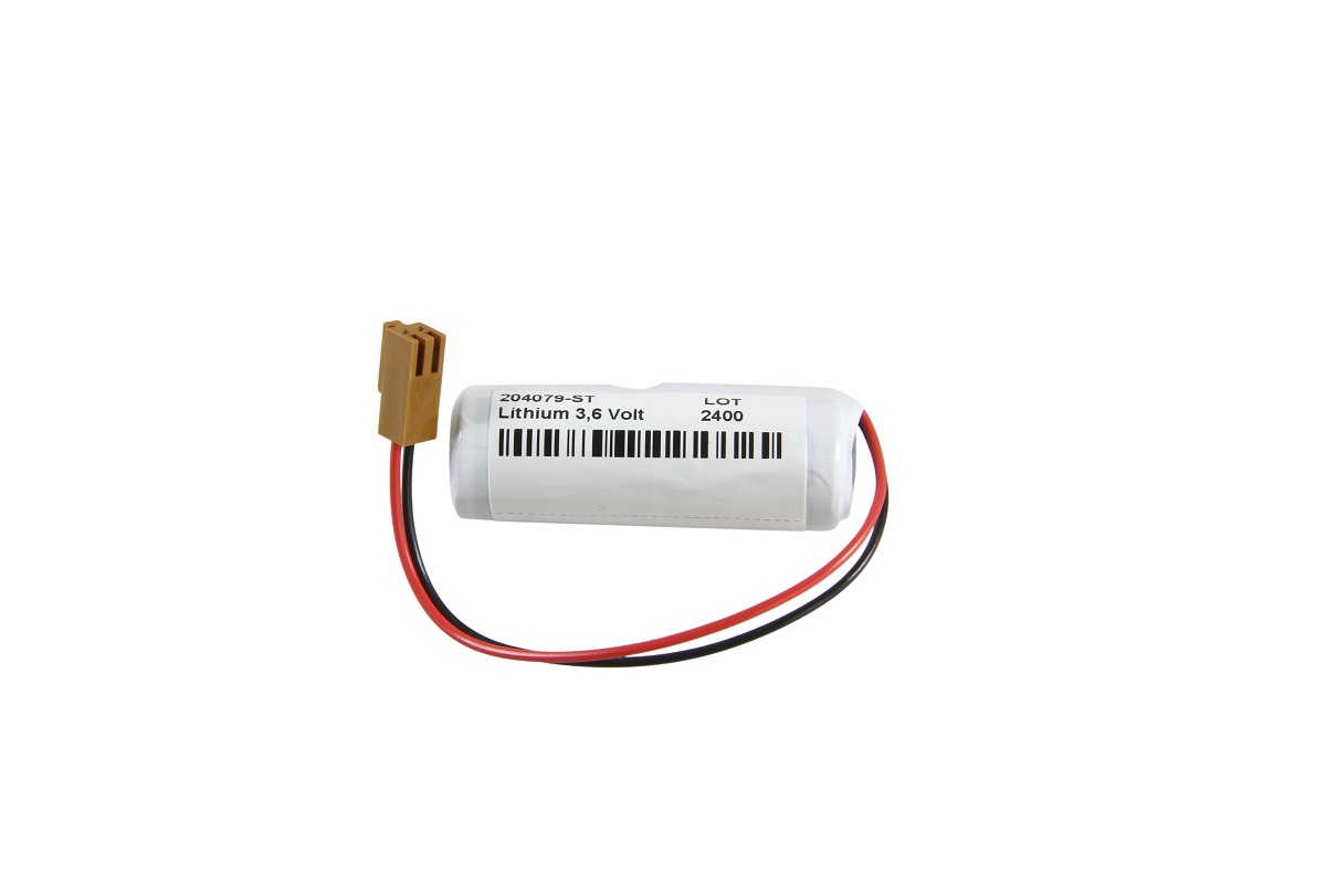 Una pila cilíndrica blanca de litio LS17500 de tipo A de Saft con una etiqueta adhesiva que indica «Lithium 3,6 Volt» y un número de referencia. De la pila salen un cable rojo y otro negro que van a un conector JAE marrón.