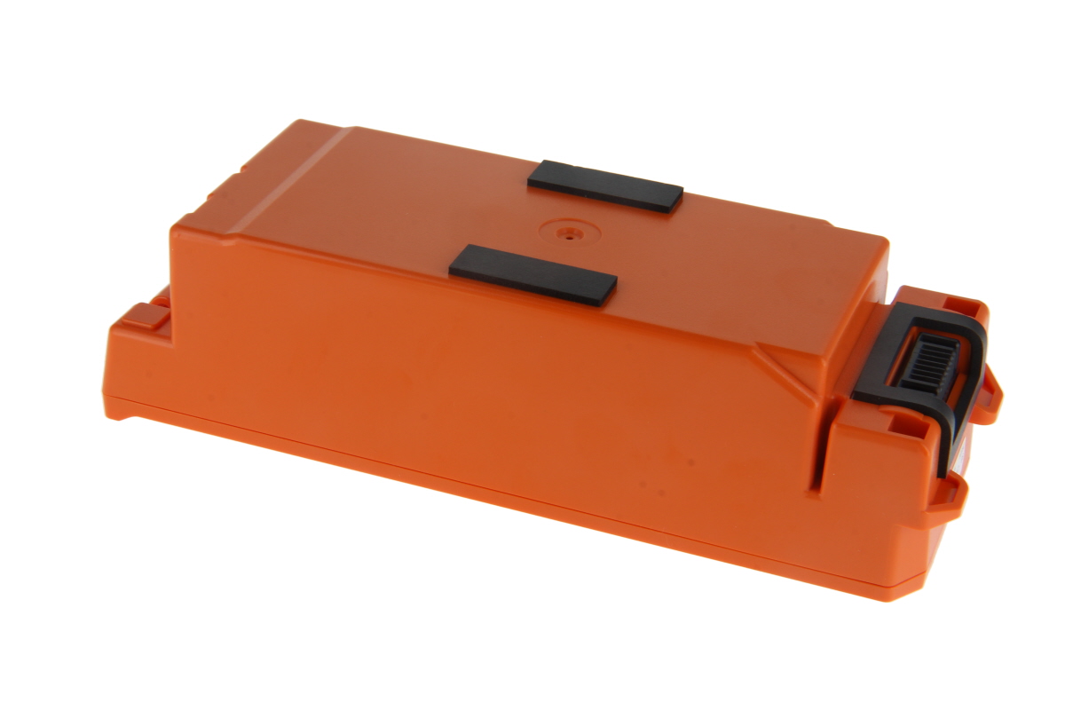 Batería de litio alargada de color naranja para desfibriladores de Nihon-Kohden sobre fondo blanco. Superficie lisa con dos pequeños contactos rectangulares negros en la parte superior y un mecanismo de sujeción negro en un extremo.