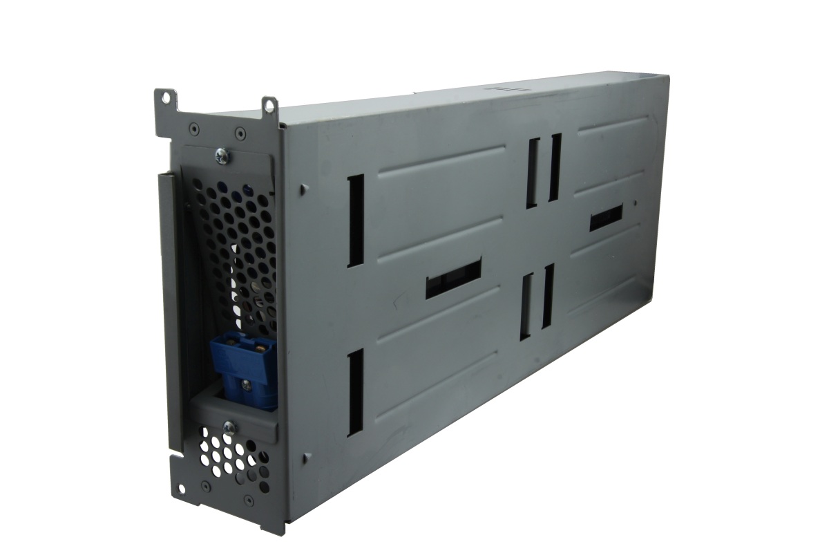 Batteria di ricambio grigia e rettangolare per APC RBC43, vista di fronte in obliquo. Perforata a sinistra con connettore blu. Lato superiore e lato lungo con goffrature orizzontali e fessure di ventilazione allungate. Compatibile, telaio incluso.