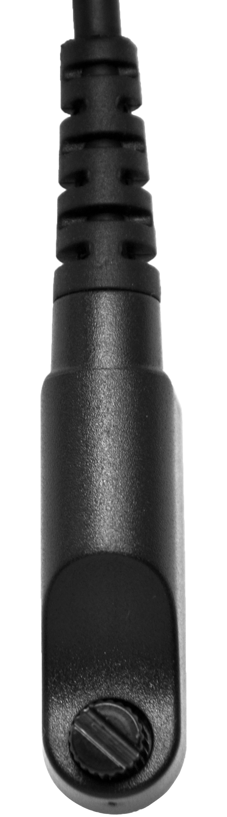 Ein detaillierter, vertikaler Ausschnitt eines schwarzen Strom- oder Audiokabels mit einem Ende, das eine robuste Zugentlastung und einen flachen, schwarzen Stecker mit einer sichtbaren Befestigungsschraube zeigt, vor einem klaren weißen Hintergrund.