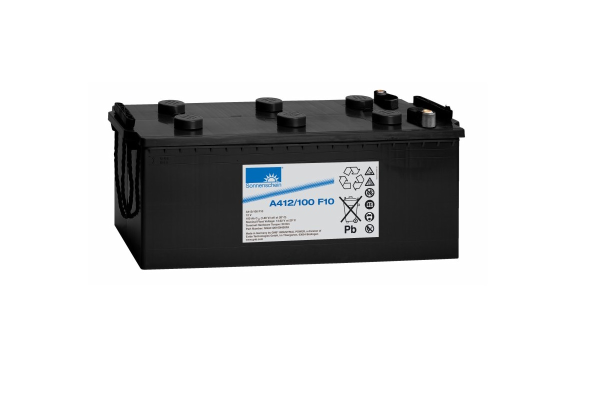 Batteria al piombo-gel Sonnenschein nera e rettangolare, modello A412/100 F10. Sulla parte superiore sono presenti sei tappi di copertura rotondi e due poli di collegamento. Adesivo frontale blu con logo Sonnenschein, 12V/100Ah e simboli di riciclaggio.