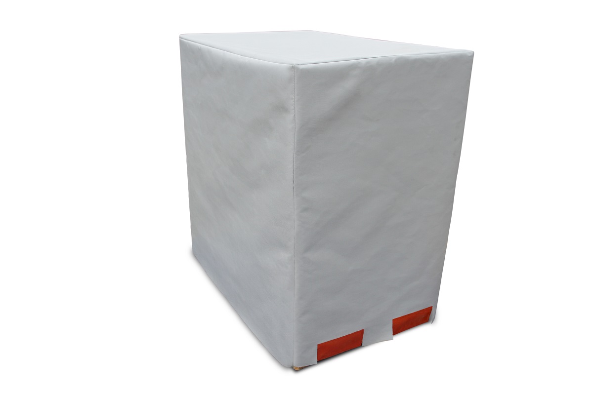 Cubierta rectangular gris claro para contención del fuego, hecha de fibra de vidrio HR con silicona ignífuga, que envuelve palé o caja de rejilla. En la parte inferior delantera tiene dos lengüetas naranjas. Material arrugado, flexible y resistente.