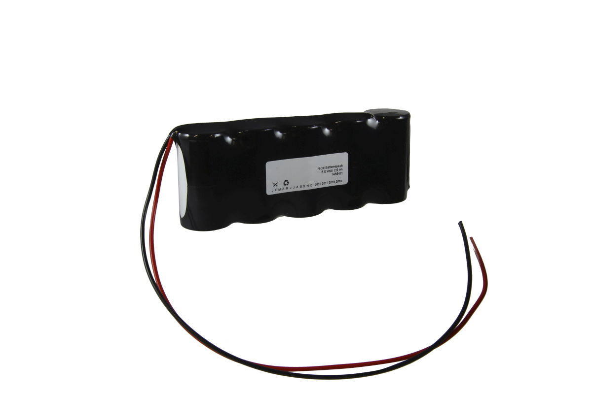 Paquete de baterías NC CoPacks negro para iluminación de emergencia y seguridad, con varias celdas tamaño C en serie y cables rojo y negro. Inscripción: «Paquete de baterías NCd 6,0 V 2,5 Ah».