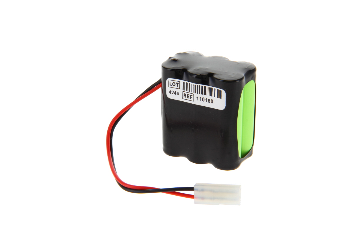 Batería NiMH negra para básculas d Seca, compuesta por varias celdas, algunas visibles con revestimiento verde. Etiqueta blanca con «LOT 4245» y «REF 110160» y código de barras. Cables rojos y negros a conector blanco.