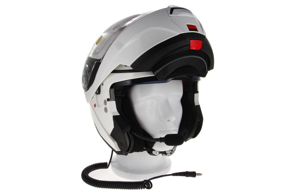 Weißer Nolan N100-6 Klapphelm mit TITAN Helmsprechsystem auf Schaufensterpuppe. Helm geöffnet, Visier hoch. Schwanenhalsmikrofon vor dem Mund, Lautsprecher in den Ohren. Spiralkabel mit Nexus-Stecker unten, anschlussbereit.