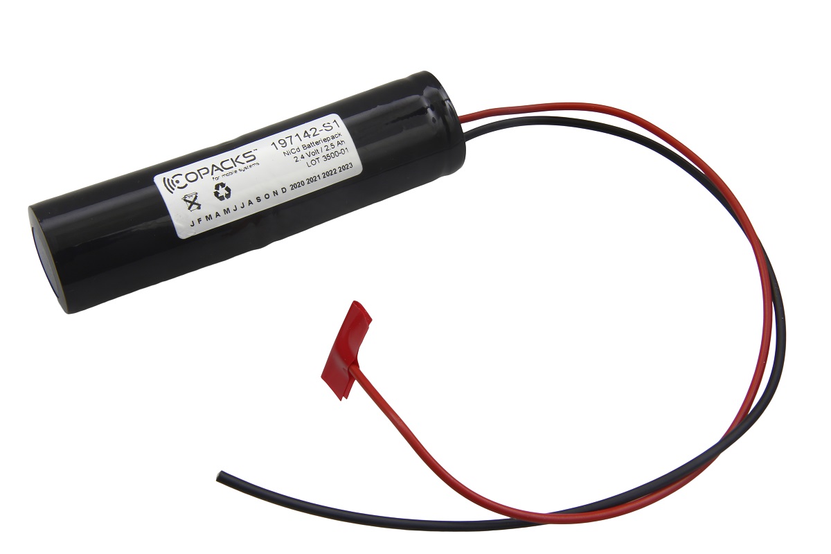 Schwarzer CoPacks NiCd Akkupack (C-Size) für Not- und Sicherheitsbeleuchtung. Weißes Etikett: '197142-S1 NiCd Batteriepack 2,4 Volt / 2,5 Ah'. Rote und schwarze Kabel, rotes Kabel mit kleinem Schutzstecker.
