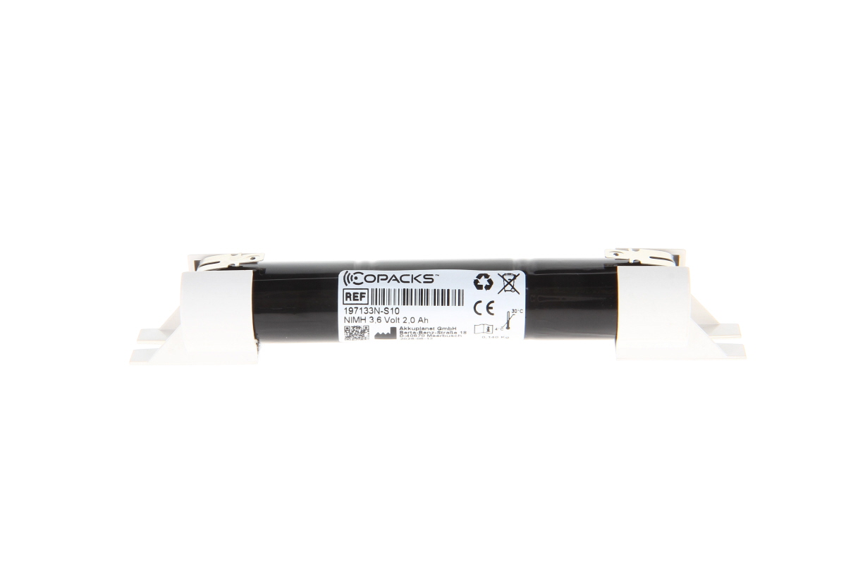 Ein schwarzer, zylindrischer COPACKS NiMH Akku (Modell 197133N-S10, 3.6V, 2.0Ah) liegt horizontal auf weißem Hintergrund. Er wird von weißen Kunststoffhalterungen an den Enden gehalten. Etikett: Barcode, CE, Entsorgungssymbol.