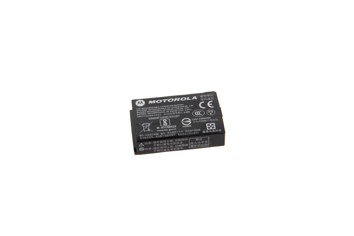 Batteria agli ioni di litio nera e rettangolare dell'Motorola su sfondo bianco. In alto il logo " Motorola" e la scritta "3.8V RECHARGEABLE LITHIUM ION BATTERY". Dati tecnici: 3,8 V/2300 mAh, 8,8 Wh, marchio di certificazione.