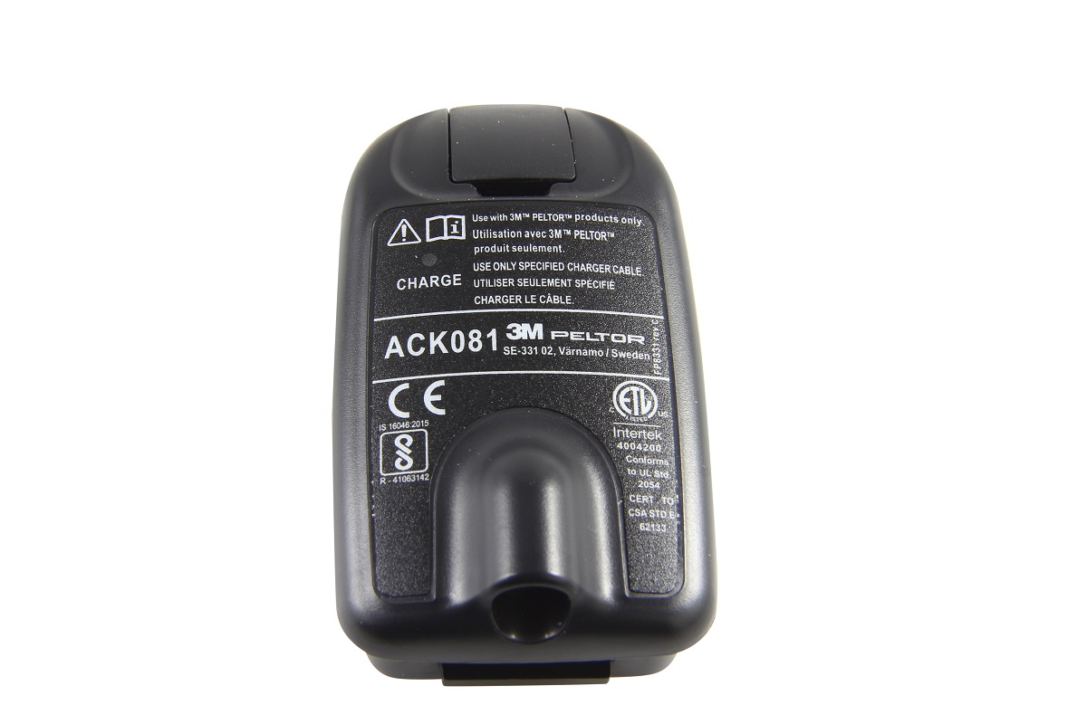 Batería de iones de litio ACK081 original de 3M Peltor, negra, vista de frente sobre fondo blanco. Superficie mate. Inscripciones en blanco: «3M Peltor», «ACK081», «CHARGE», CE e instrucciones de seguridad. Abertura redonda inferior.