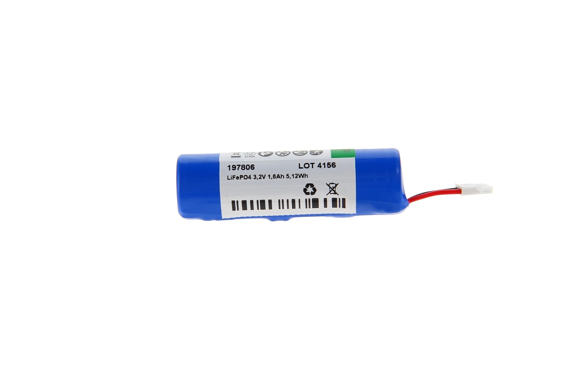 Blue cylindrical RPower LiFePO4 battery with a white label: Model 197806, LOT 4156, ‘LiFePO4 3.2V 1.6Ah 5.12Wh’ and disposal symbols. At one end, a red/black cable with a white plug. For emergency and safety lighting.