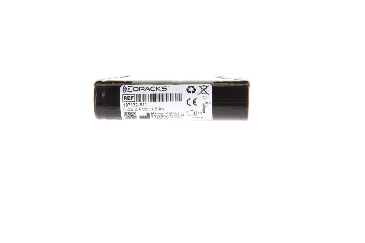 Schwarzer rechteckiger NiCd-Akkupack von COPACKS, Modell 197132-S11, 2,4 V/1,6 Ah. Weißes Etikett mit Barcode, QR-Code, Herstellerinfos sowie Recycling-, CE- und Cadmium-Symbolen.