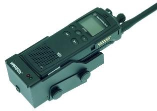 Una radio MTP negra de Motorola con pantalla, teclado y antena está colocada de forma segura en un soporte de carga para coche negro de Wetech. El soporte metálico robusto con guías de plástico y logotipo aparece en diagonal sobre fondo blanco.