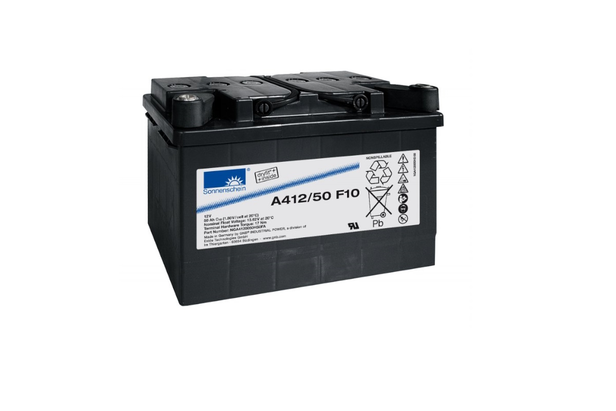 Batteria al piombo-gel Sonnenschein/Exide A412/50 F10, nera e rettangolare. Etichetta bianca con logo, modello e dati tecnici (12 V, 50 Ah) con simboli di riciclaggio. Poli di collegamento in alto.
