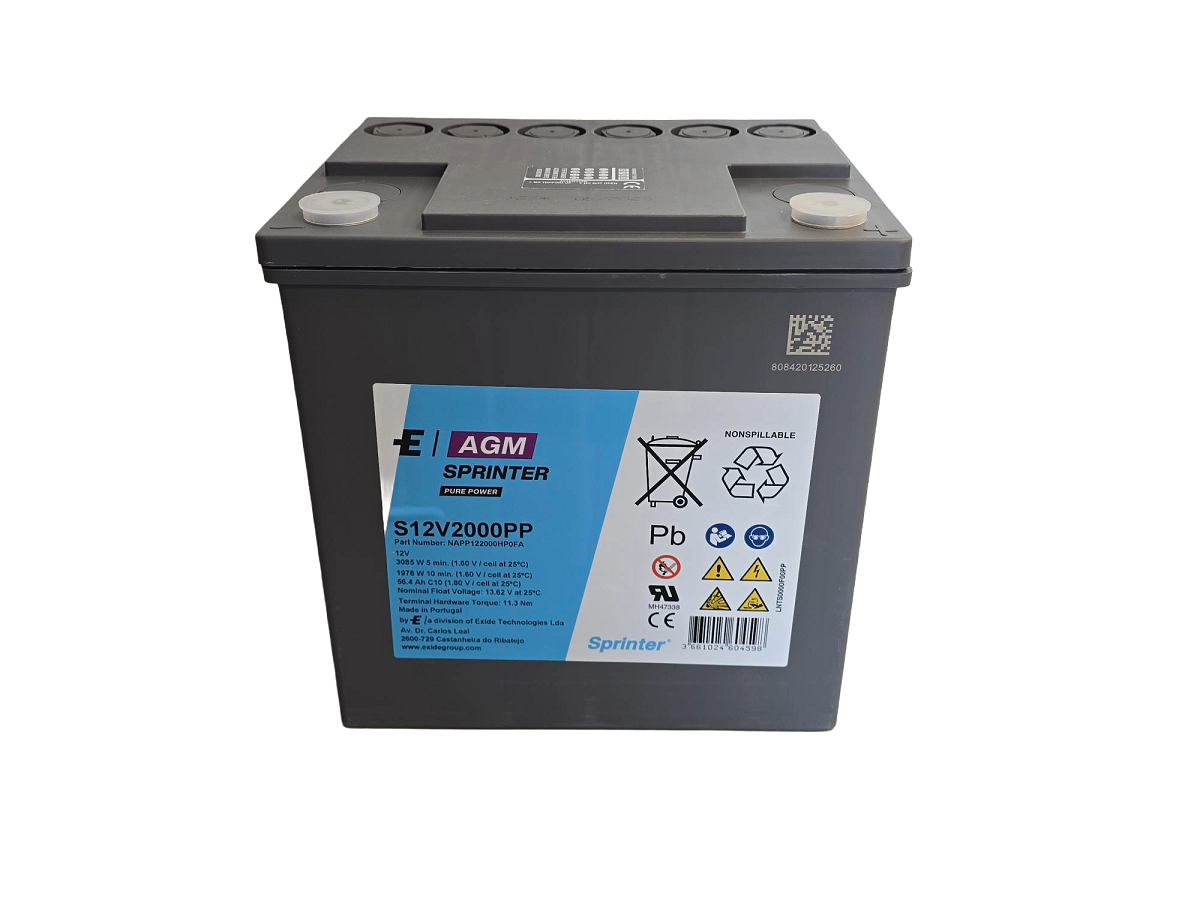 Batteria Exide Sprinter Pure Power S12V2000PP al piombo-AGM, grigia e parallelepipeda su sfondo bianco. Etichetta frontale con marchio, modello, "AGM", "PURE POWER" e simboli sicurezza/riciclo. Sopra due cappucci chiari.
