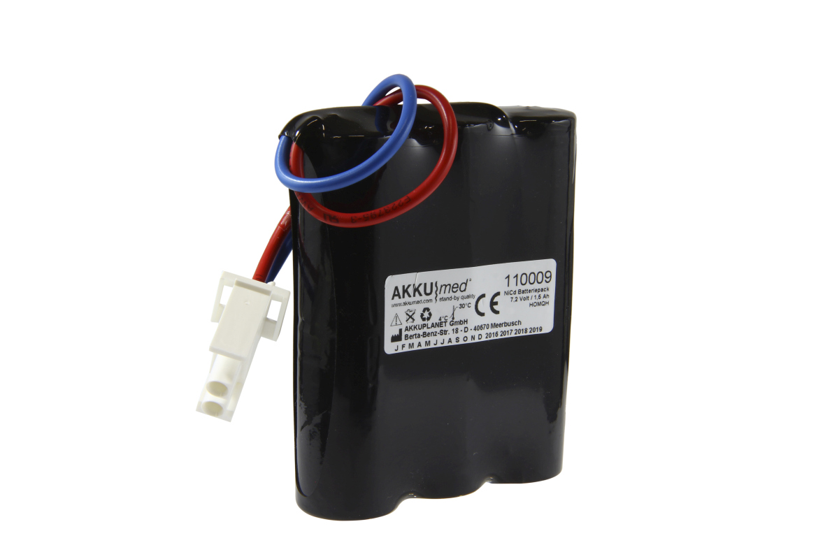 Pacchetto batterie NiCd nero " AKKUmed " di forma piatta, compatibile con l'Braun Perfusor FT/VII, su sfondo bianco. Cavi rosso e blu in alto collegati a un connettore bianco. Etichetta: "AKKUmed", "110009", "7,2 Volt / 1,5 Ah".