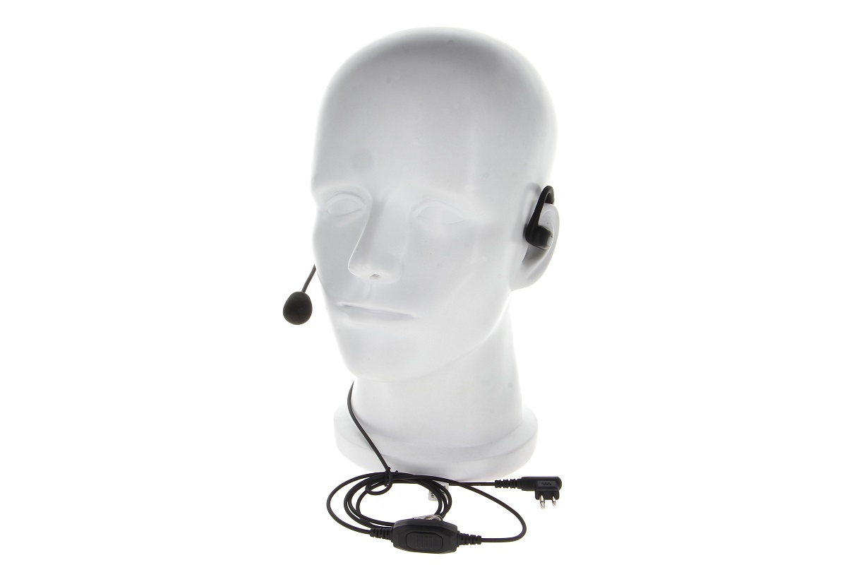 Schwarzes Open-Ear-Headset mit Schwanenhalsmikrofon, getragen an einem weißen Schaufensterpuppenkopf. Earpiece mit Ohrbügel sitzt rechts, Mikrofon vor dem Mund. Kabel mit Inline-PTT und Funkgeräte-Stecker liegt spiralförmig darunter.