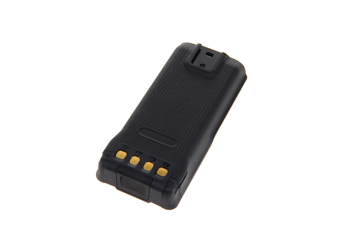 Schwarzer, rechteckiger Li-Polymer Originalakku für Hytera HP705/HP785, Typ BP3003. Texturierte Oberfläche, an einem Ende vier goldene Kontakte, am anderen Befestigungsmechanismus. Diagonal auf weißem Hintergrund.