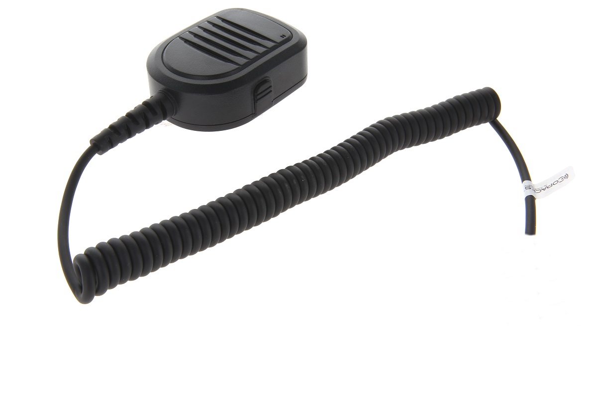 Microfono con altoparlante nero CoPacks, con robusto alloggiamento e padiglione. Cavo a spirale lungo fissato permanentemente. All'estremità del cavo, piccola etichetta bianca con logo CoPacks. Per radio Motorola, su sfondo bianco.