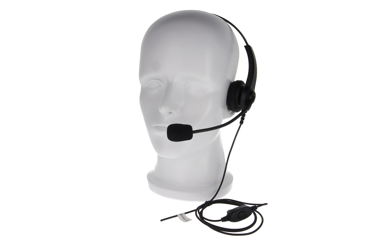 Cuffia nera " CoPacks " con un auricolare e microfono flessibile a collo di cigno su una testa di manichino bianca. Cavo con pulsante PTT integrato e ulteriori connettori. Adatta per le radio Motorola.