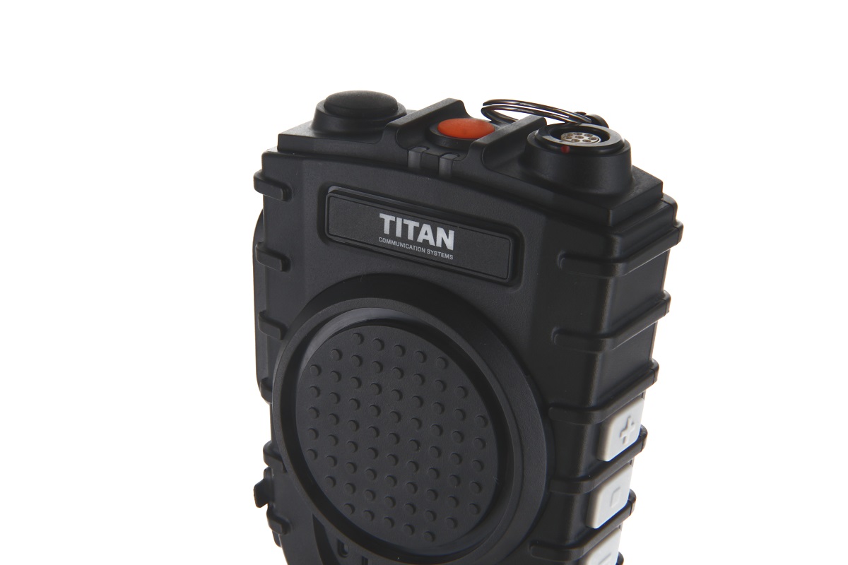 Vista dettagliata del robusto microfono-altoparlante nero MM50-TAC2 TITAN con ampia griglia rotonda. In alto: pulsante rosso d'emergenza, tasti funzione e presa ODU. Lato: regolatore volume. Per radio Sepura.