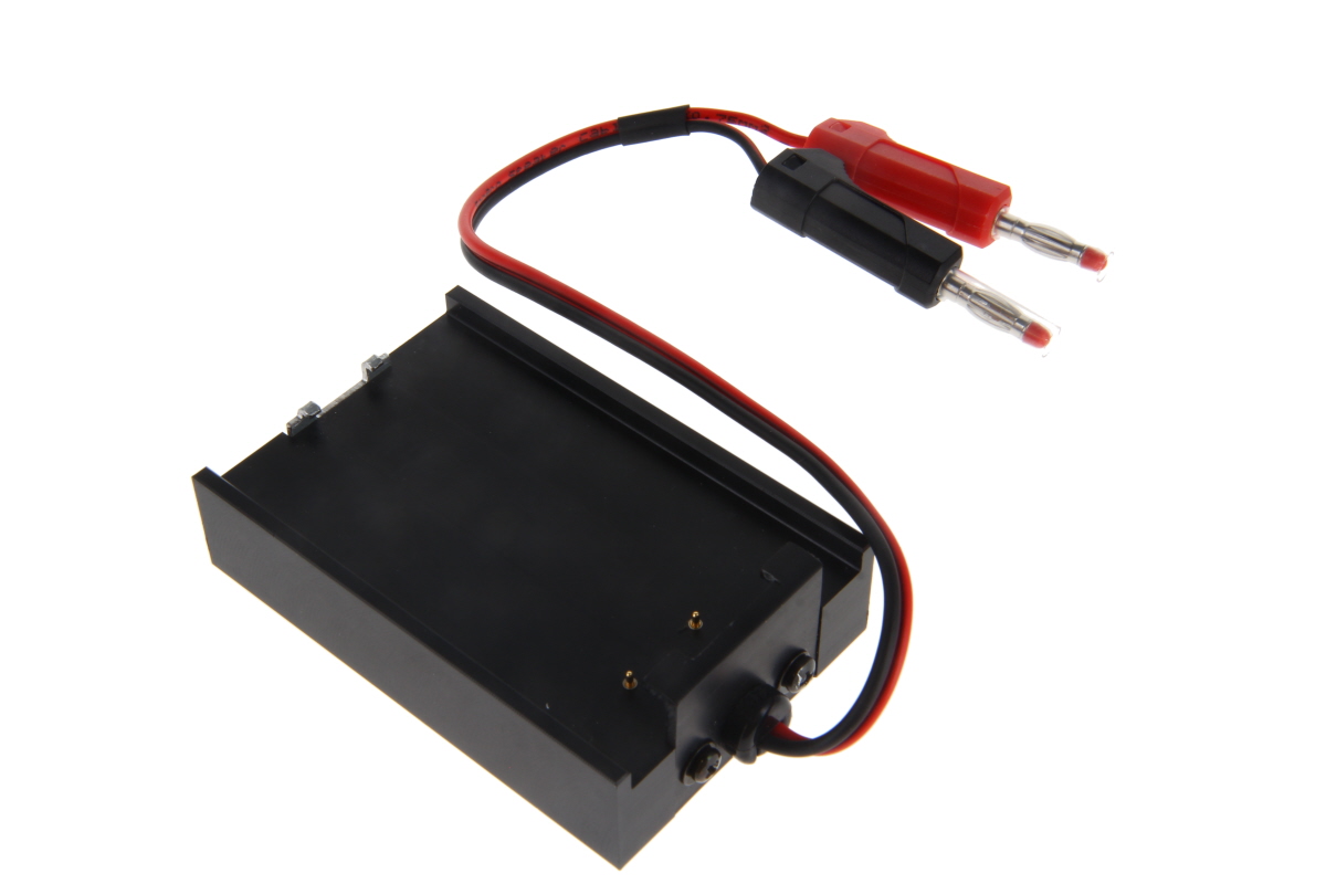 Svart batteriladdningsstation med två guldkontakter upptill, ansluten via en röd/svart kabel med två 4 mm säkerhetskontakter (röd/svart). För Motorola MTP850-batterier, gör det möjligt att ladda dem.