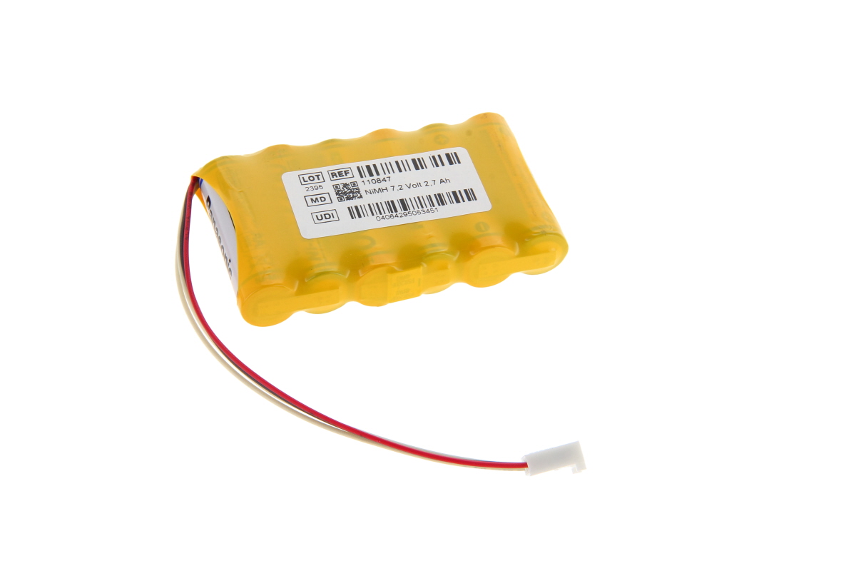 Batería NiMH amarilla « AKKUmed » compuesta por 7 celdas cilíndricas, sellada en plástico. Etiqueta blanca: «NiMH 7,2 voltios 2,7 Ah». Cable rojo/blanco con un pequeño conector blanco. Para Rigel Uni-Sim, aprox. 89 x 57 x 15,5 mm.